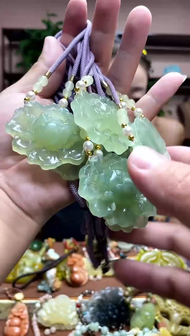 未镶嵌岫玉颈饰多样性发货发其中之一