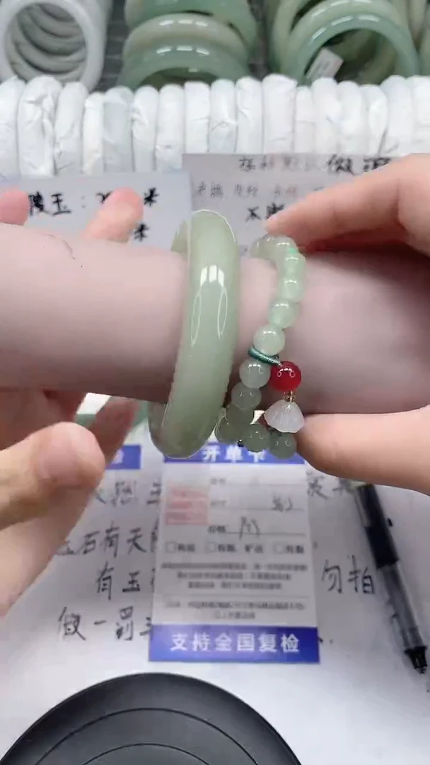 未镶嵌手镯石英质玉2-56/微瑕