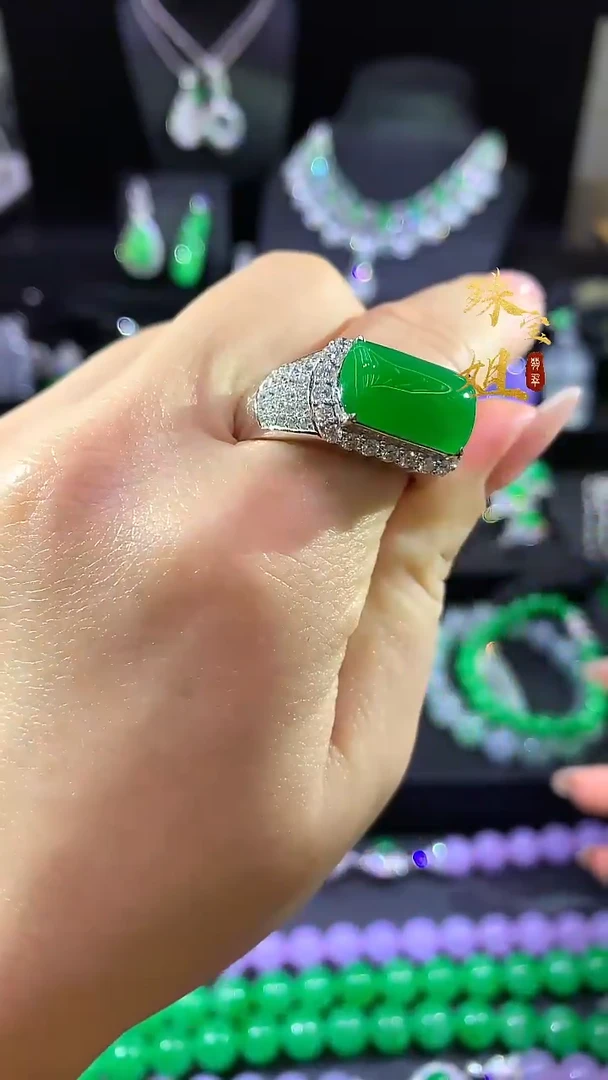 18K金镶嵌戒指翡翠戒指