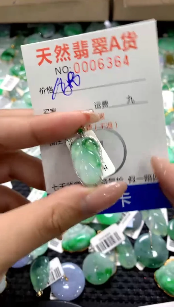 颈饰18K金镶嵌翡翠1111111111111111