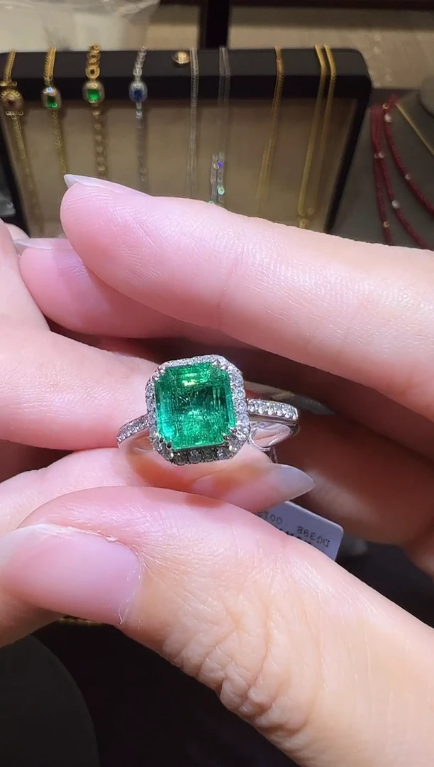 18K金镶嵌戒指祖母绿1.95ct