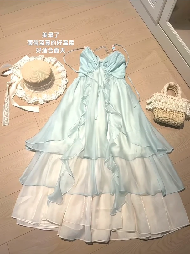 2025年夏季新款韩穿搭套装女温柔气质氛围感度假风甜美挂脖连衣裙