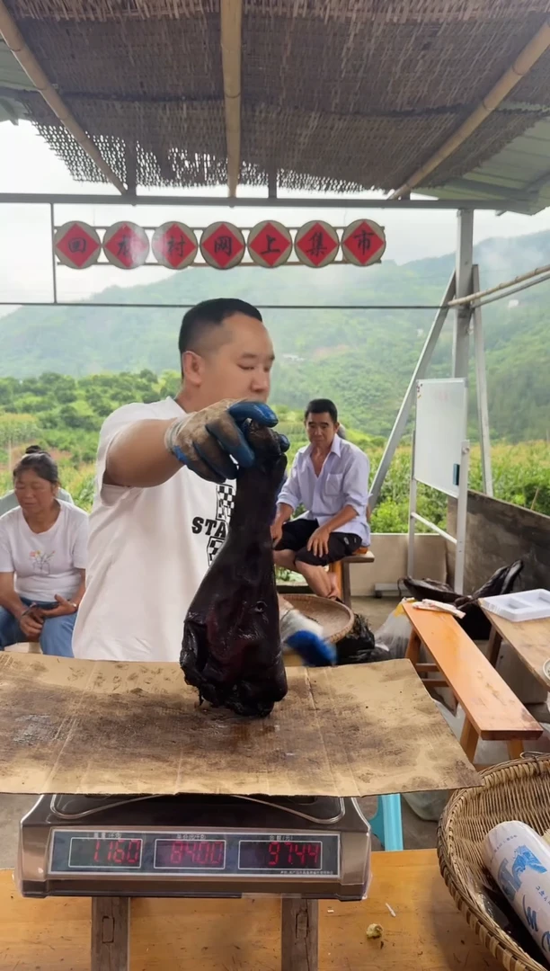 12个月瑞士农家自养猪脚2斤