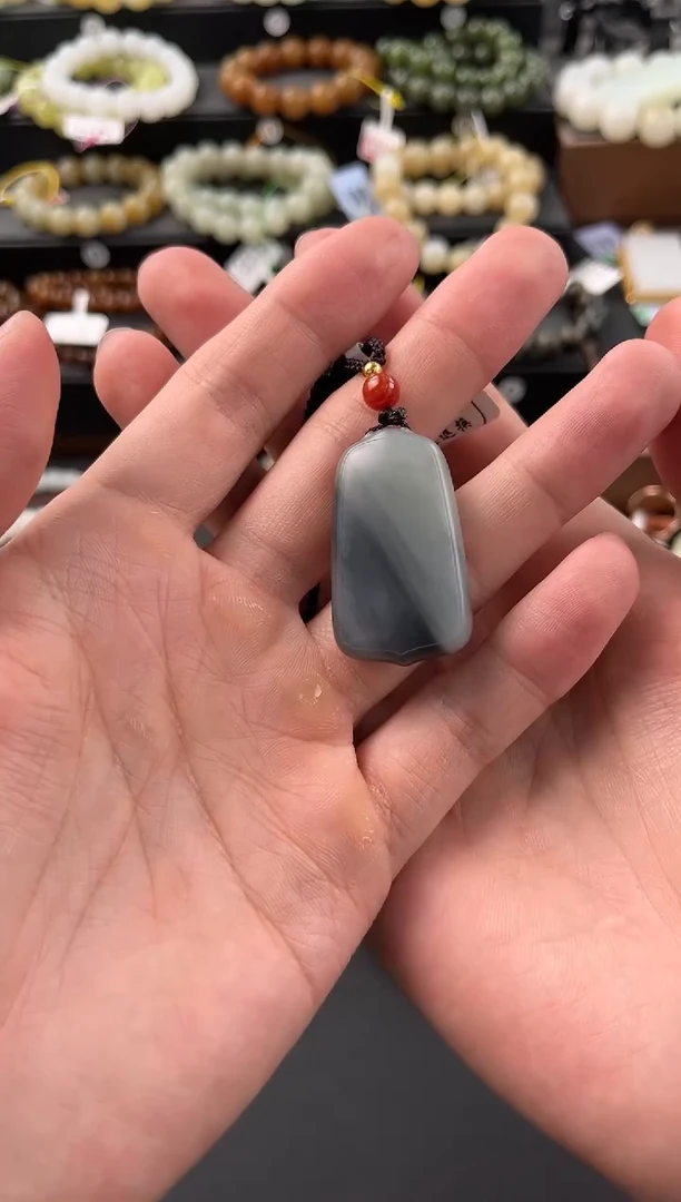 和田玉未镶嵌颈饰于田青花无事牌微色差