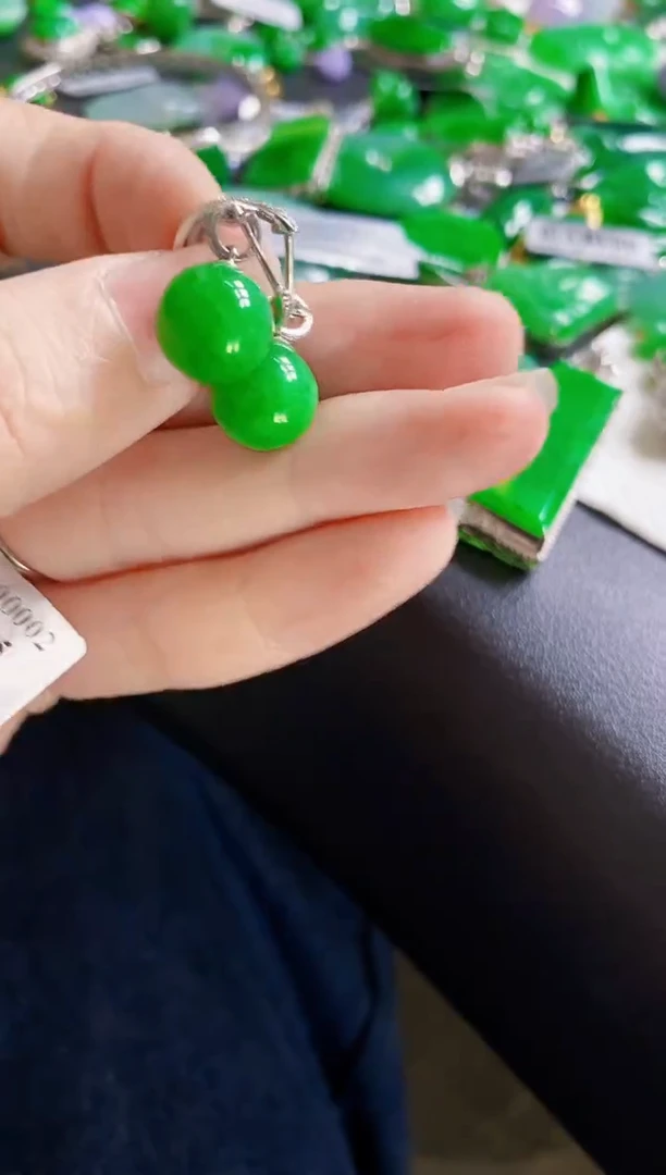 颈饰18K金镶嵌翡翠耳包