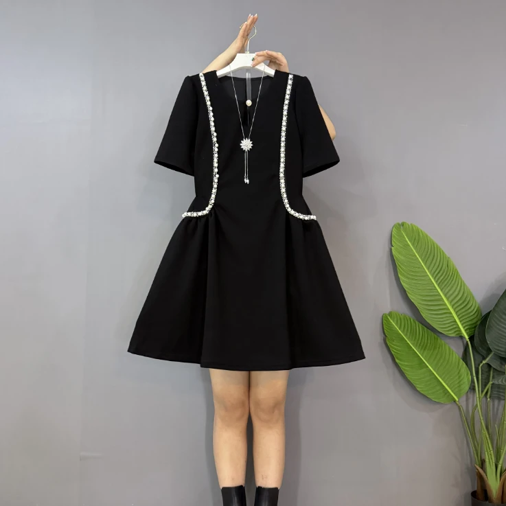 新款大码女装时尚重工钉珠自然收腰显瘦别致小黑裙