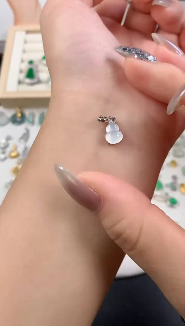 颈饰18K金镶嵌翡翠18k茅台白葫芦