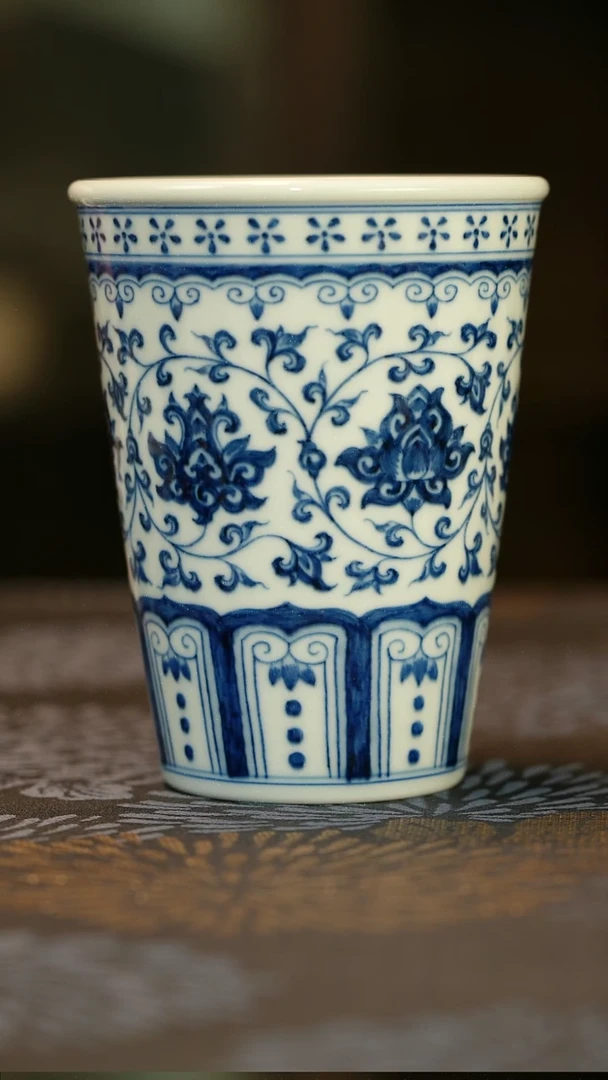 中式仿明青花缠枝莲可乐杯