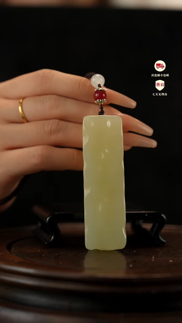 云南石竹叶青雕刻：小奶酪手把件摆件