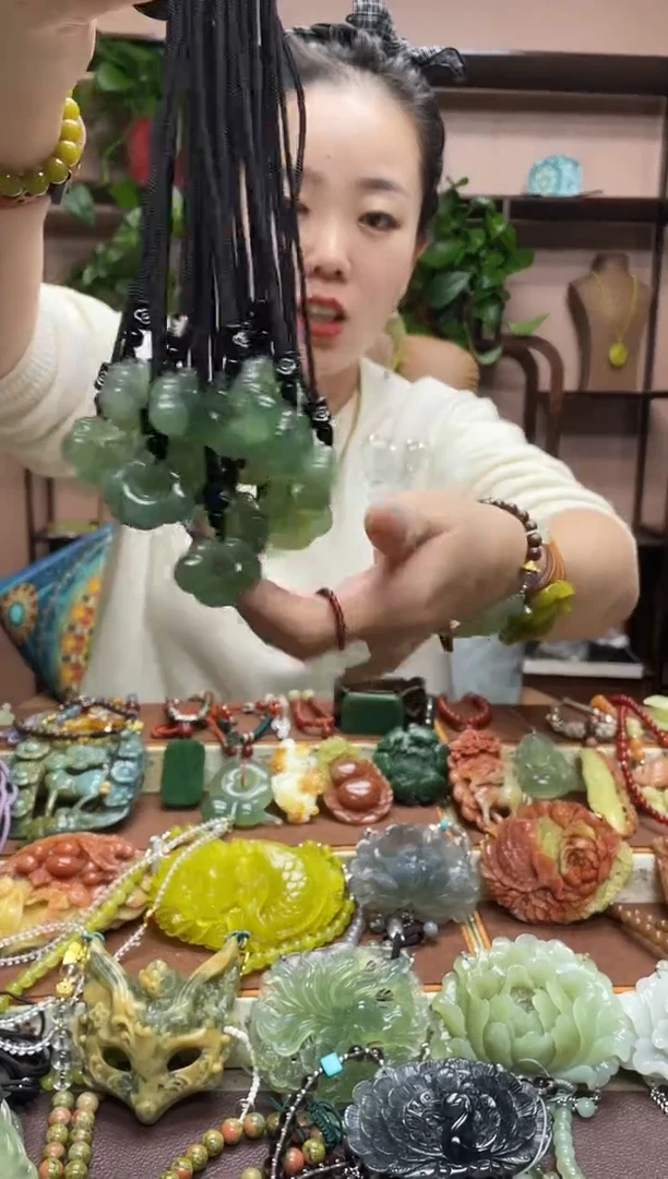 未镶嵌岫玉颈饰多样性发货发其中之一