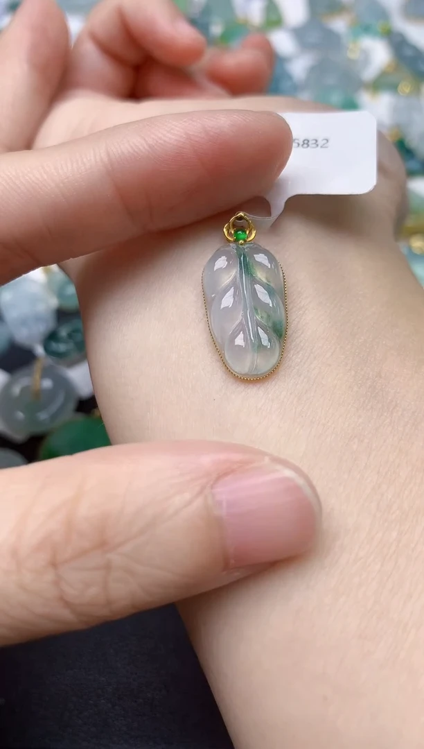 颈饰18K金镶嵌翡翠天然缅甸A货翡翠