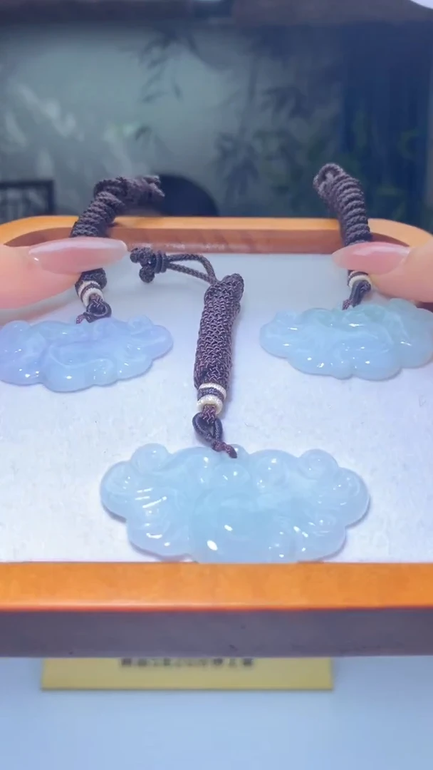 翡翠未镶嵌颈饰多样性发其一