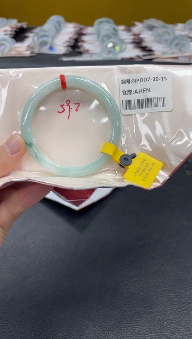 翡翠手镯未镶嵌翡翠手镯