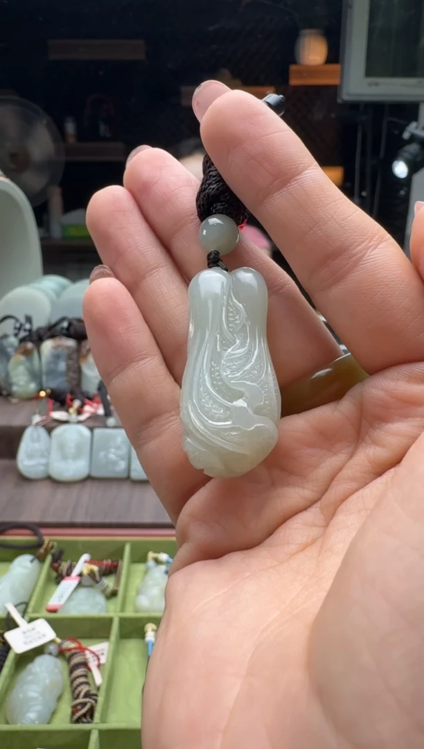 和田玉未镶嵌吊坠(赠链)南*且末料青白玉吊坠