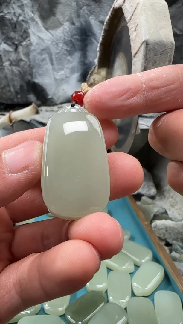 和田玉未镶嵌颈饰吊坠