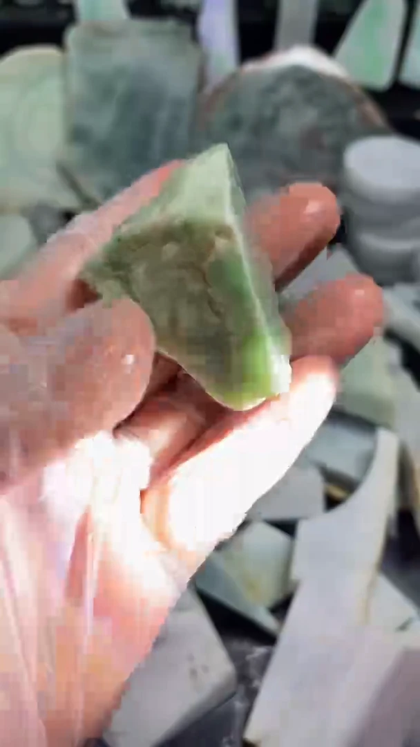 【闪购商品】翡翠颈饰未镶嵌天然翡翠边角料