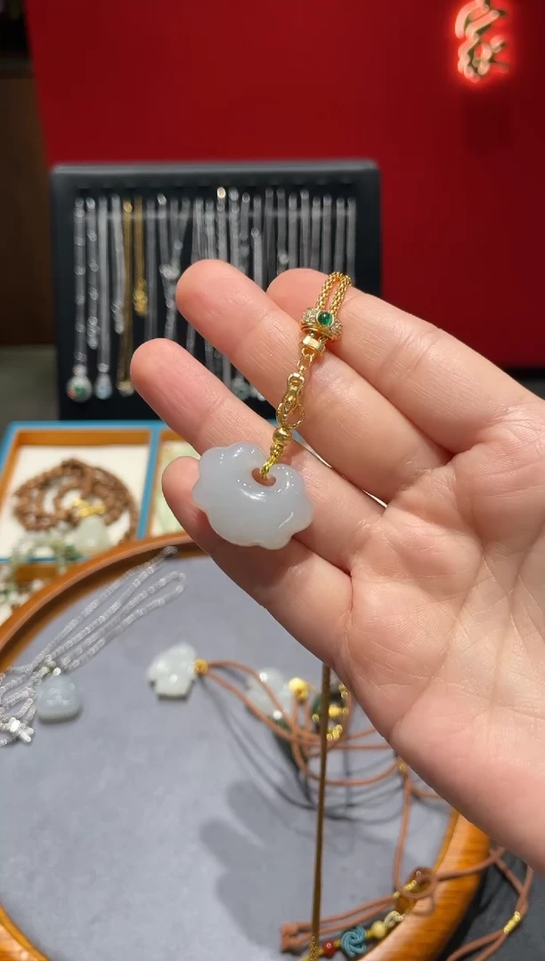 颈饰未镶嵌和田玉如意