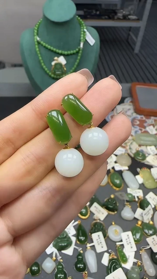 18K金镶嵌和田玉耳饰1