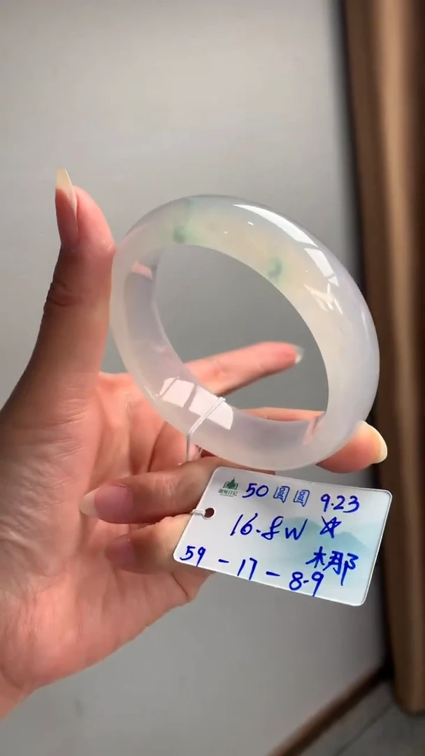 未镶嵌手镯翡翠自带#送人#，联系客服核对地址~