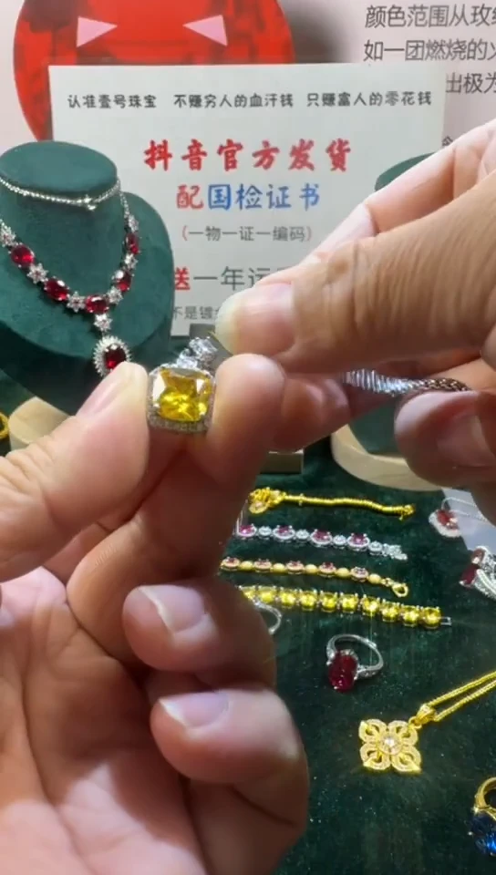 颈饰18K金镶嵌钻石0