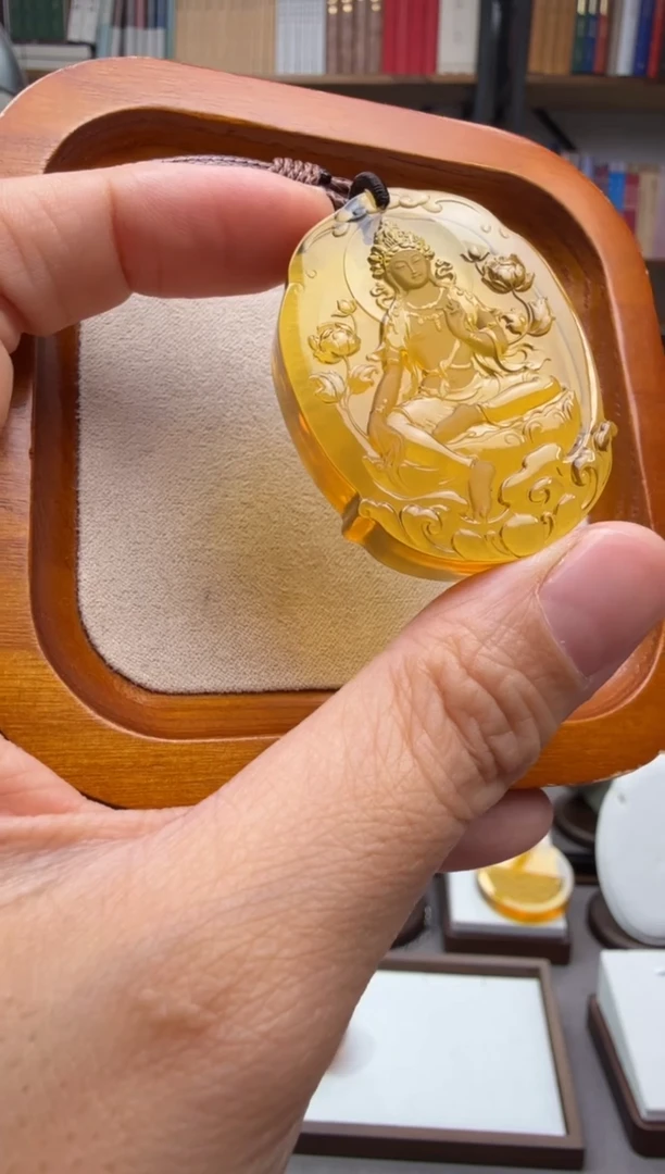 未镶嵌颈饰琥珀绿度母吊坠