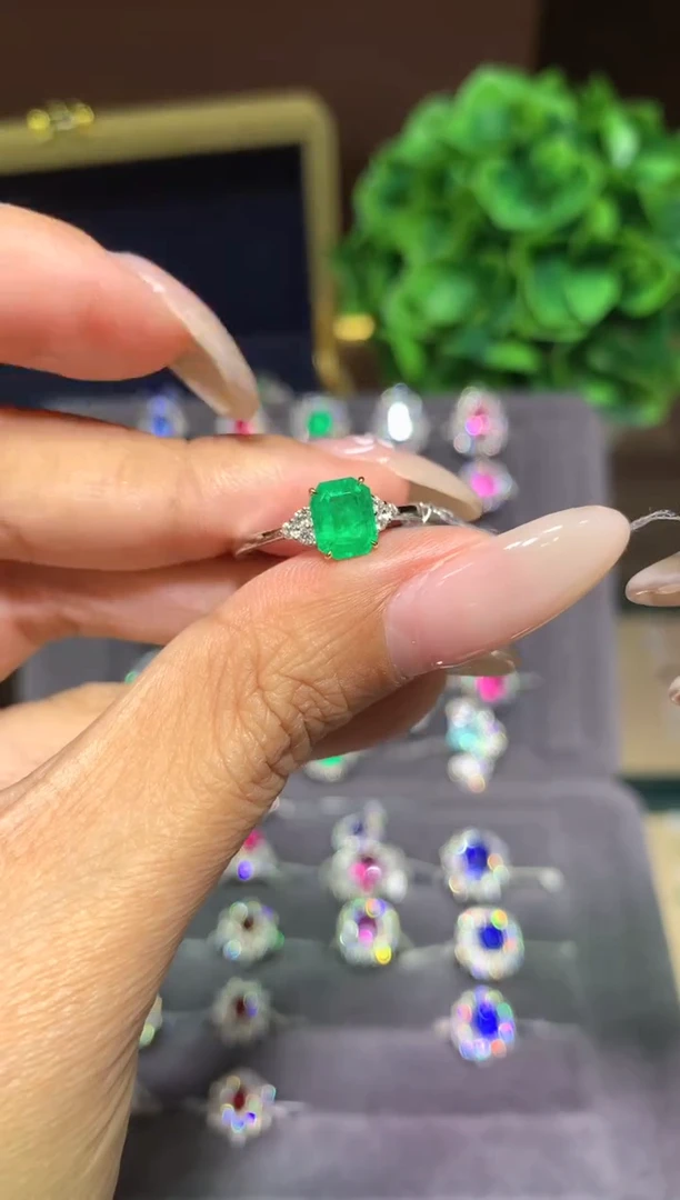 18K金镶嵌戒指祖母绿1.01ct