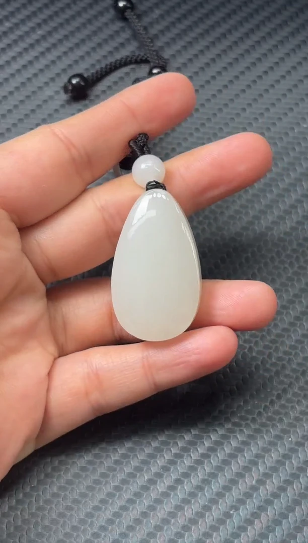 吊坠(赠链)未镶嵌和田玉和田黑山微色差吊坠