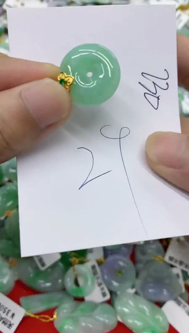 翡翠挂件未镶嵌翡翠