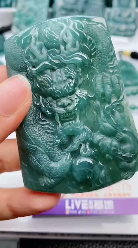 翡翠未镶嵌颈饰