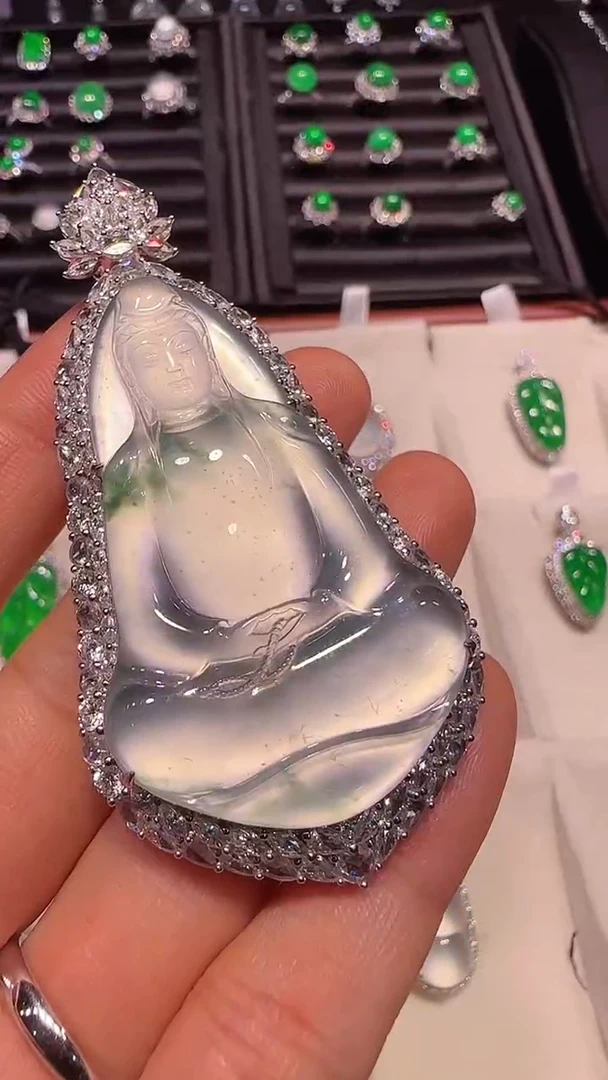 【闪购商品】翡翠颈饰18K金镶嵌观音