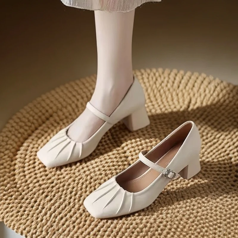 法式方头褶皱高跟包头凉鞋女夏季新款一字带玛丽珍鞋粗跟后空单鞋