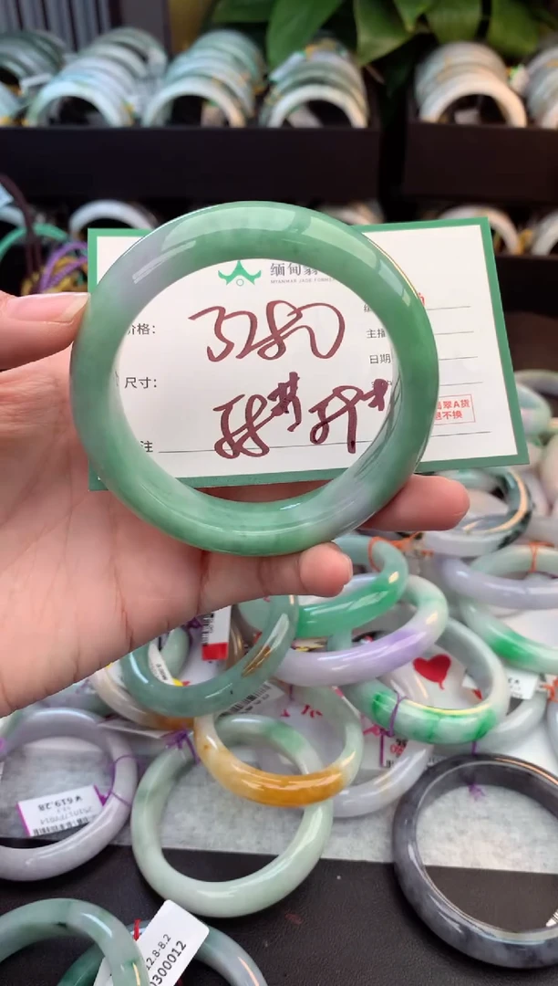 未镶嵌定制翡翠毛货需精细抛光+多人