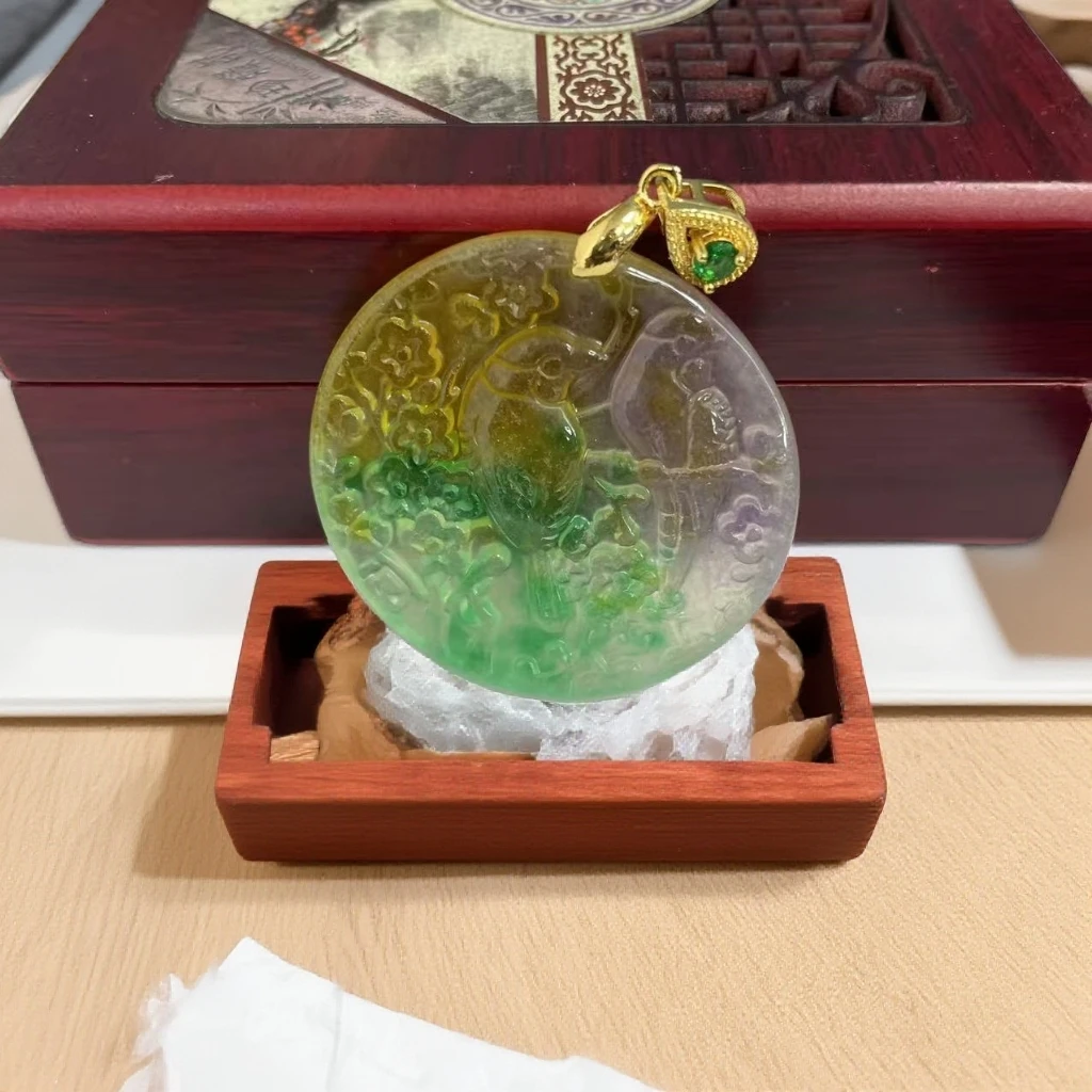 【大喜】黄绿雕刻圆牌吊坠KSU/WD2519精致吊坠女士多样性发一