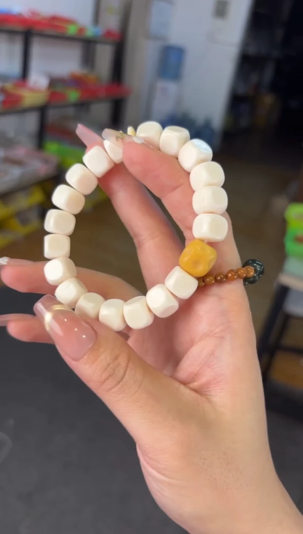 【闪购商品】石英质玉（黄龙玉）手链未镶嵌牛骨黄龙玉小冰块