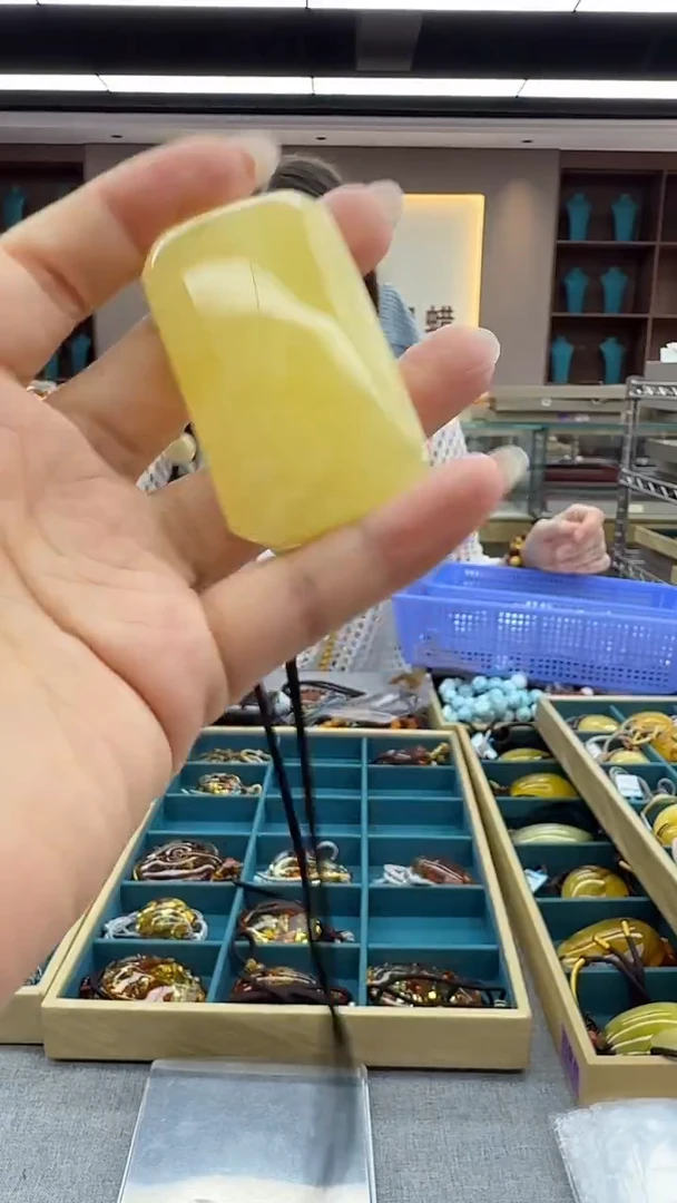 琥珀颈饰未镶嵌254秒拍号 假一罚三