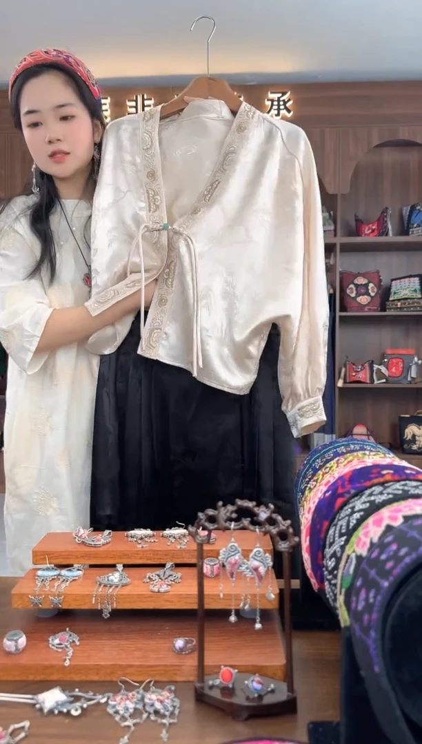 【闪购商品】织绣扶光苗绣传承L17