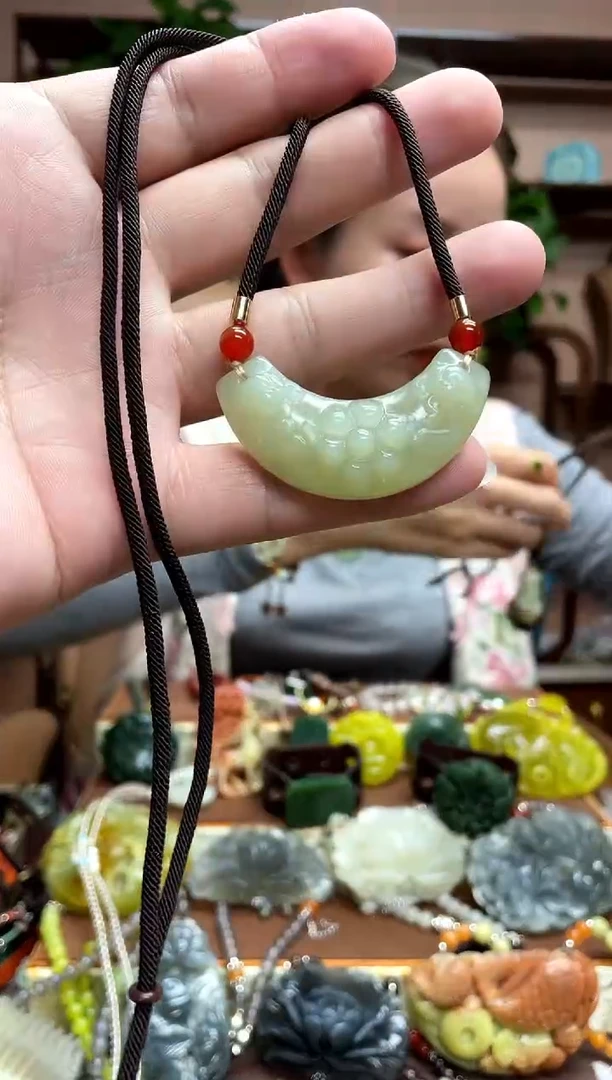 未镶嵌岫玉颈饰·1
