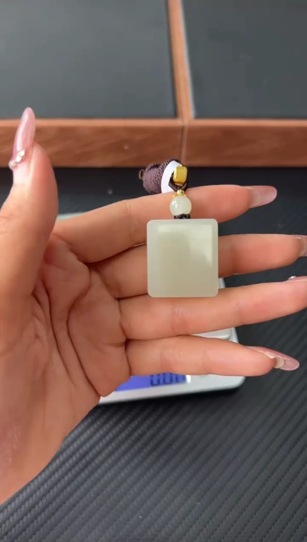 吊坠(赠链)未镶嵌和田玉黑山微色差