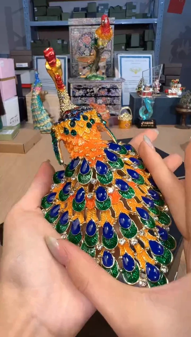 【闪购商品】杯248金色三角孔雀