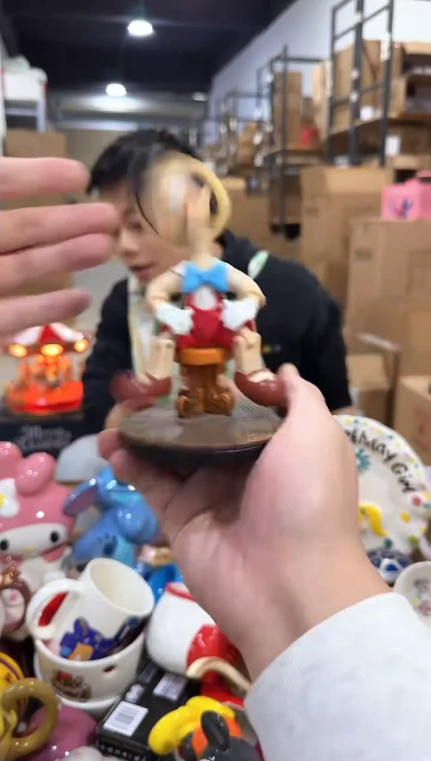 瓷片摇头匹诺曹摆件