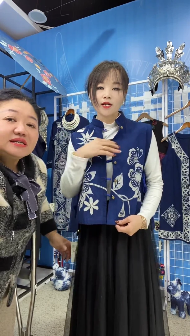 织绣蜡染花朵带扣背心上衣