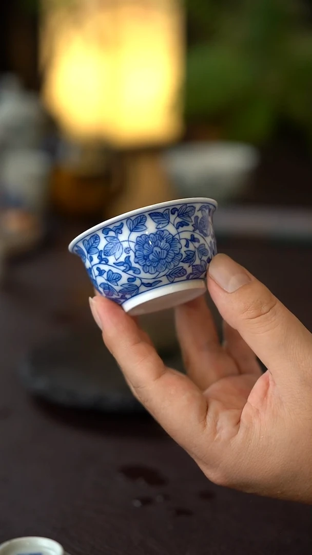 景德镇全手工手绘青花缠枝莲小主人杯
