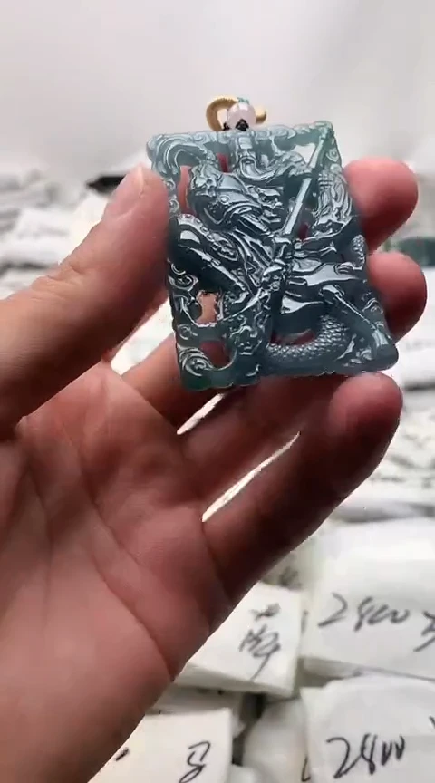 翡翠未镶嵌颈饰关公
