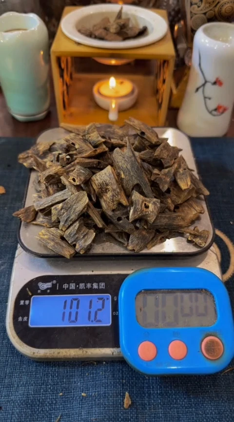 【闪购商品】沉香摆件棋楠张勺子块料101克