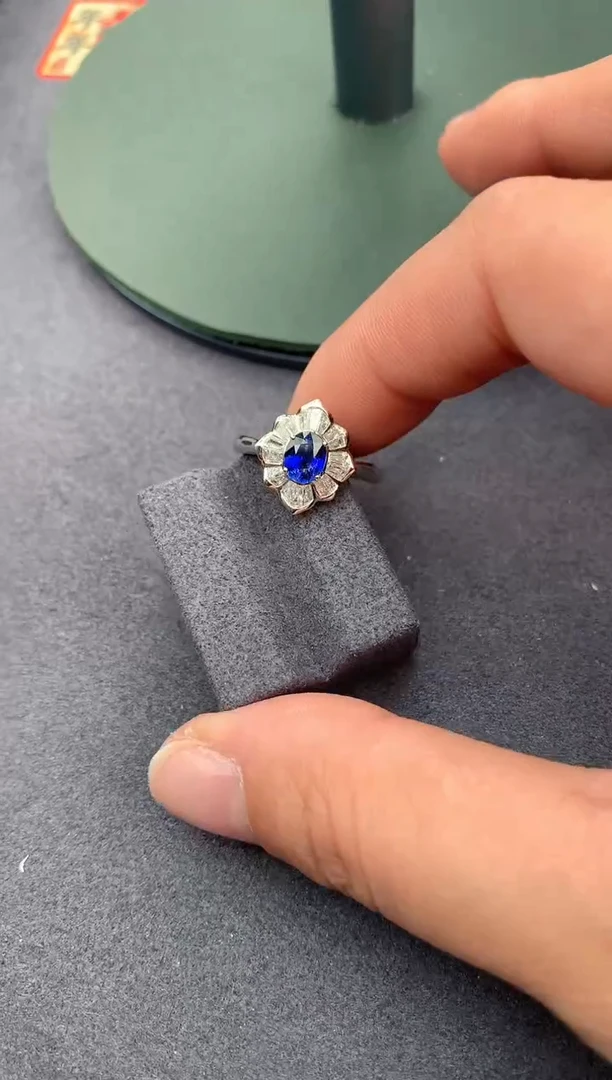 【闪购商品】蓝宝石戒指18K金镶嵌70分皇家蓝戒指