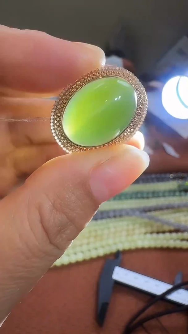 18K金镶嵌戒指和田玉戒指