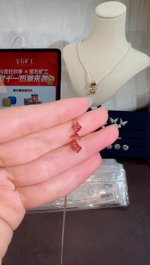 颈饰彩色蓝宝石18K金镶嵌BN0637