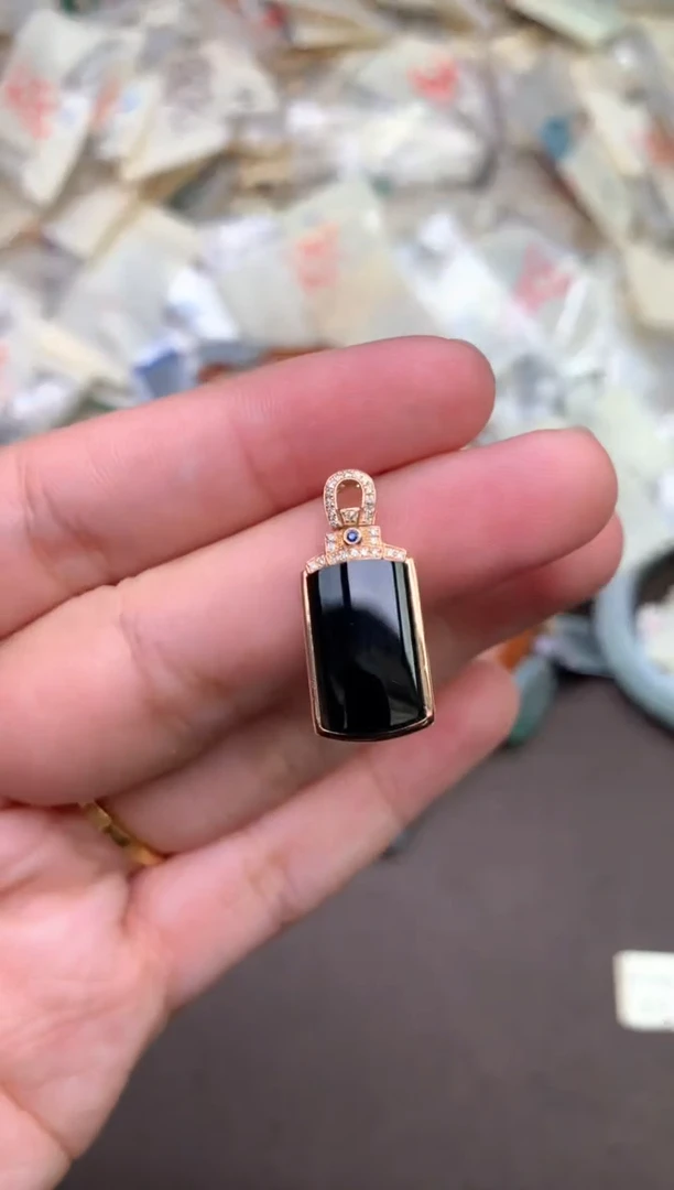 18K金镶嵌挂件翡翠 —