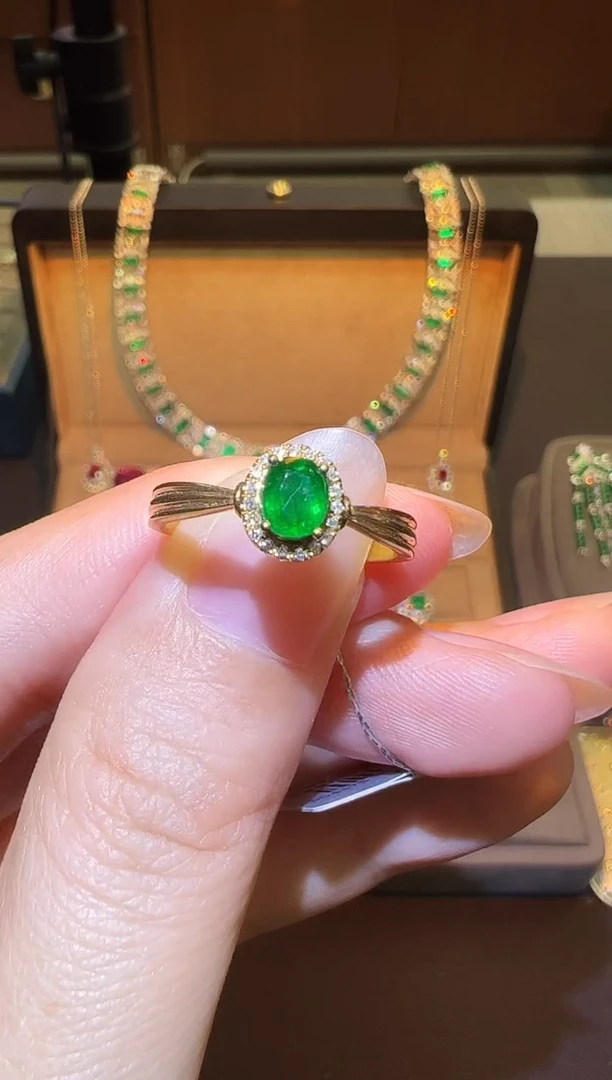 18K金镶嵌戒指祖母绿0.38ct