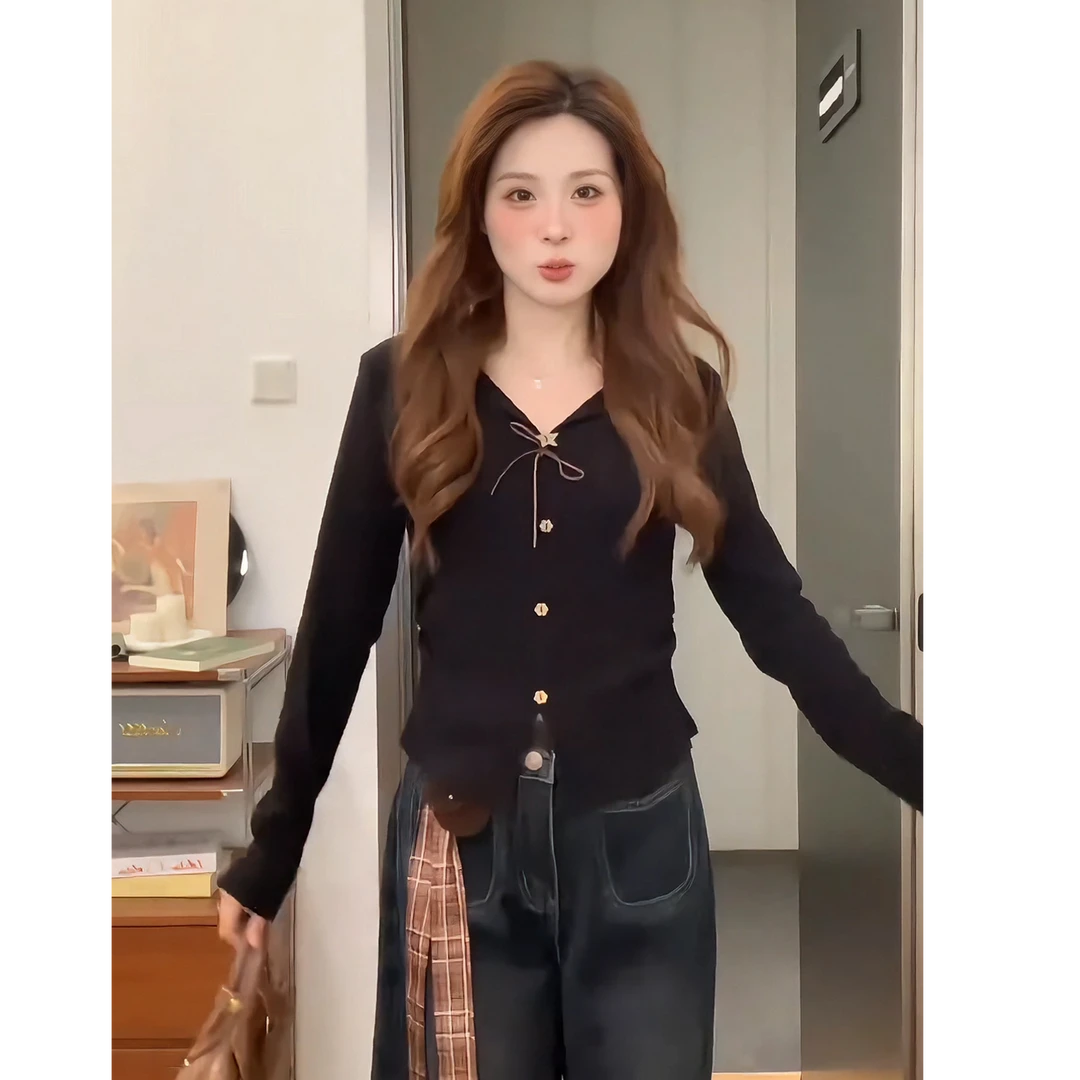 大码秋季新款修身显瘦V领T恤女微胖mm休闲百搭设计感黑色长袖上衣